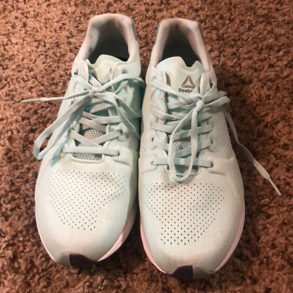Tennis shoes
